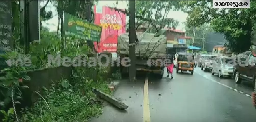 ഇടിയുടെ ആഘാതത്തില് വൈദ്യുത പോസ്റ്റ് രണ്ടായി; മരിച്ചത് കരിപ്പൂരില് നിന്ന് മടങ്ങിയ ചെര്പ്പുളശ്ശേരി സ്വദേശികള് ഇടിയുടെ ആഘാതത്തില് വൈദ്യുത പോസ്റ്റ് രണ്ടായി; മരിച്ചത് കരിപ്പൂരില് നിന്ന് മടങ്ങിയ ചെര്പ്പുളശ്ശേരി സ്വദേശികള്