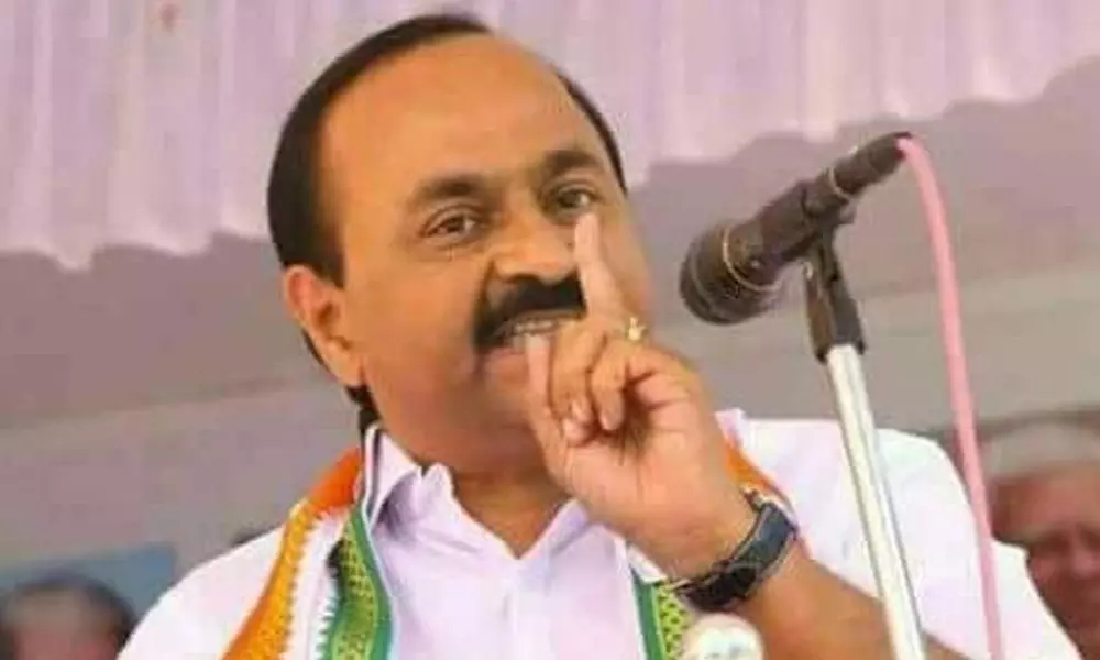 പെരിയ ഇരട്ടകൊലപാതക കേസിലെ പ്രതികളുടെ ഭാര്യമാർക്ക് ജില്ലാ ആശുപത്രിയിൽ നിയമനം നൽകിയ സംഭവം കൊലപാതക രാഷ്ട്രീയത്തിന് വെള്ളവും വളവും നൽകുന്ന നടപടി- വി.ഡി. സതീശൻ പെരിയ ഇരട്ടകൊലപാതക കേസിലെ പ്രതികളുടെ ഭാര്യമാർക്ക് ജില്ലാ ആശുപത്രിയിൽ നിയമനം നൽകിയ സംഭവം കൊലപാതക രാഷ്ട്രീയത്തിന് വെള്ളവും വളവും നൽകുന്ന നടപടി- വി.ഡി. സതീശൻ