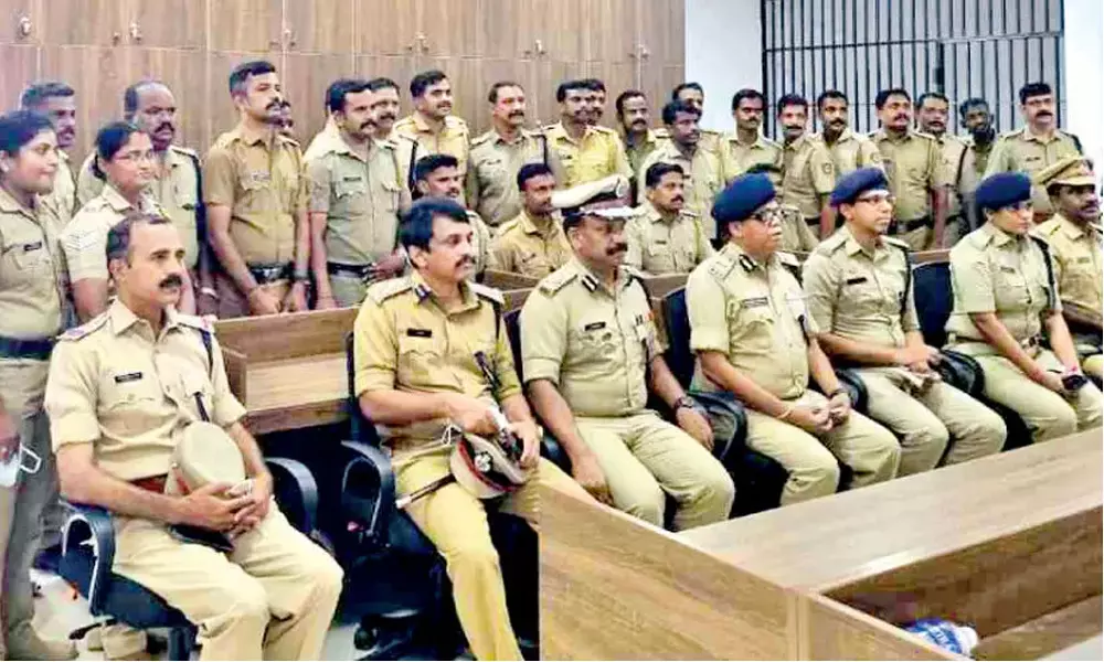 കാരണോർക്ക് അടുപ്പിലുമാവാം; മാസ്കില്ലാതെ പരിപാടിയിൽ പങ്കെടുത്ത പൊലീസുകാർക്കെതിരെ അബ്ദുറബ്ബ് കാരണോർക്ക് അടുപ്പിലുമാവാം; മാസ്കില്ലാതെ പരിപാടിയിൽ പങ്കെടുത്ത പൊലീസുകാർക്കെതിരെ അബ്ദുറബ്ബ്