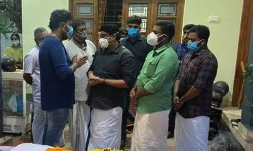 ഇനിയൊരു പെണ്ണിന്റെ സ്വപ്നവും സ്ത്രീധനത്തിന്റെ പേരിൽ അവസാനിക്കരുത്; വിസ്മയക്ക് ആദരാഞ്ജലി അര്പ്പിച്ച് എഎ റഹീം ഇനിയൊരു പെണ്ണിന്റെ സ്വപ്നവും സ്ത്രീധനത്തിന്റെ പേരിൽ അവസാനിക്കരുത്; വിസ്മയക്ക് ആദരാഞ്ജലി അര്പ്പിച്ച് എഎ റഹീം