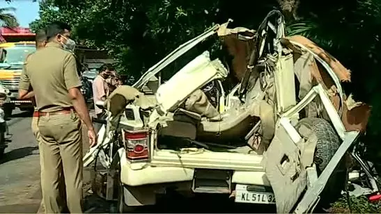 വാഹനാപകടം, സ്വര്ണക്കടത്ത്, 15 അംഗ കവര്ച്ചാ സംഘം.. ദുരൂഹതയുടെ ചുരുളഴിയുന്നു വാഹനാപകടം, സ്വര്ണക്കടത്ത്, 15 അംഗ കവര്ച്ചാ സംഘം.. ദുരൂഹതയുടെ ചുരുളഴിയുന്നു