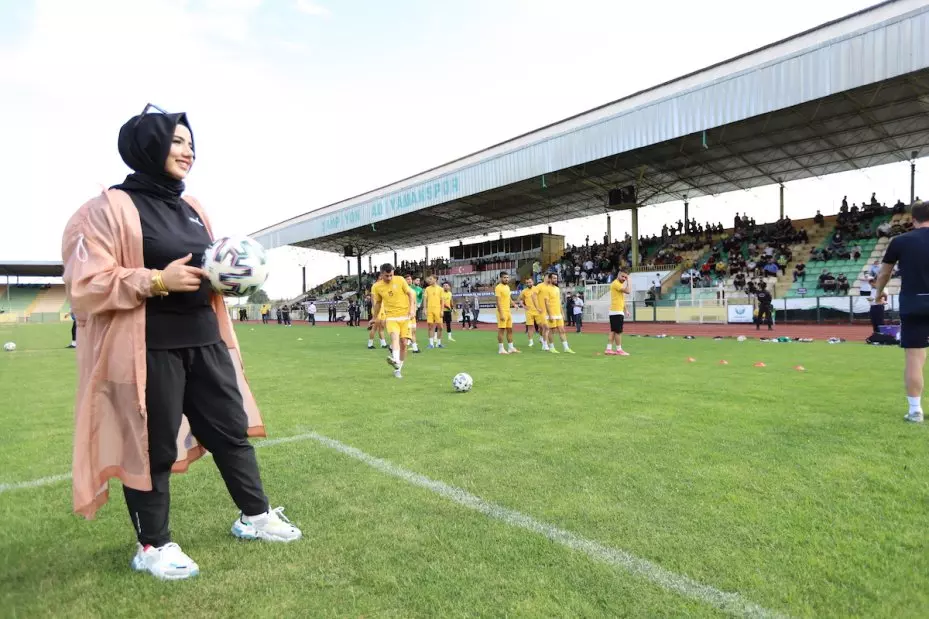 ഹിജാബ് ധരിച്ച ക്ലബ് പ്രസിഡന്റ്; പരമ്പരാഗതശീലങ്ങൾ പൊളിച്ചെഴുതുകയാണ് സെവർ ഏദെം ഹിജാബ് ധരിച്ച ക്ലബ് പ്രസിഡന്റ്; പരമ്പരാഗതശീലങ്ങൾ പൊളിച്ചെഴുതുകയാണ് സെവർ ഏദെം