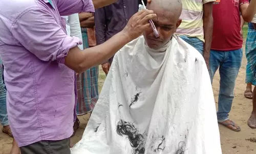 തലമുണ്ഡനം ചെയ്തും ഗംഗാജലം തളിച്ചും പ്രായശ്ചിത്തം; തൃണമൂലിലേക്ക് മടങ്ങി നൂറുകണക്കിന് ബിജെപി പ്രവർത്തകർ തലമുണ്ഡനം ചെയ്തും ഗംഗാജലം തളിച്ചും പ്രായശ്ചിത്തം; തൃണമൂലിലേക്ക് മടങ്ങി നൂറുകണക്കിന് ബിജെപി പ്രവർത്തകർ