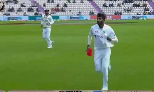 അബദ്ധത്തിൽ തെറ്റായ ജഴ്‌സി ധരിച്ച് ഗ്രൗണ്ടിലിറങ്ങി ബൂമ്ര; തെറ്റ് മനസിലായതോടെ തിരികെ ഡ്രെസിങ് റൂമിലേക്ക്