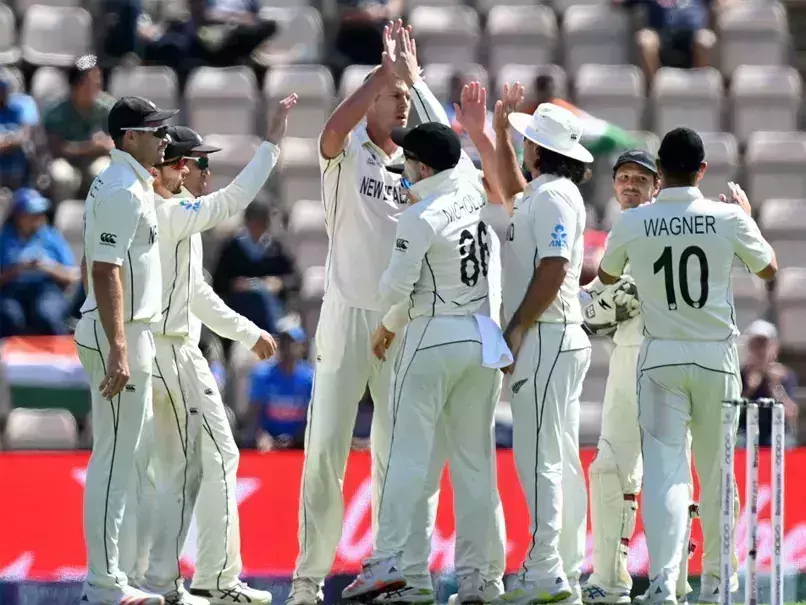 ഇന്ത്യയുടെ നടുവൊടിച്ച് സൌത്തിയും ബോള്ട്ടും; ന്യൂസിലന്ഡിന് വിജയലക്ഷ്യം 139 ഇന്ത്യയുടെ നടുവൊടിച്ച് സൌത്തിയും ബോള്ട്ടും; ന്യൂസിലന്ഡിന് വിജയലക്ഷ്യം 139