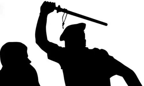 25 വര്ഷം മുമ്പുള്ള ലോക്കപ്പ് മര്ദ്ദനത്തില് പൊലീസ് ഉദ്യോഗസ്ഥരുടെ ശിക്ഷ ഹൈക്കോടതി ശരിവെച്ചു 25 വര്ഷം മുമ്പുള്ള ലോക്കപ്പ് മര്ദ്ദനത്തില് പൊലീസ് ഉദ്യോഗസ്ഥരുടെ ശിക്ഷ ഹൈക്കോടതി ശരിവെച്ചു