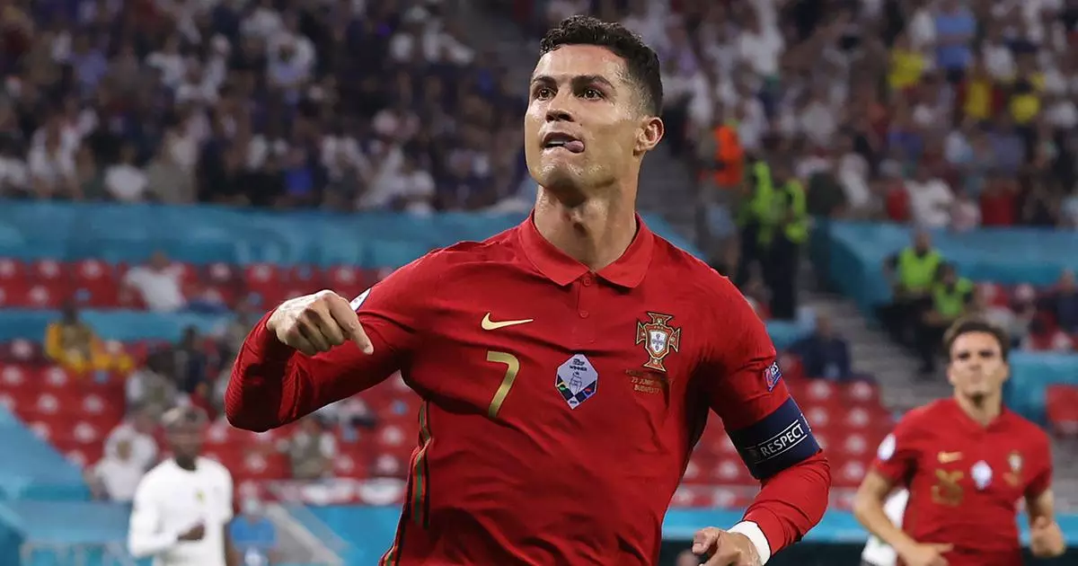 തന്റെ റെക്കോര്ഡിനൊപ്പമെത്തിയ ക്രിസ്റ്റ്യാനോ റൊണാൾഡോയെ അഭിനന്ദിച്ച് അലി ദെ തന്റെ റെക്കോര്ഡിനൊപ്പമെത്തിയ ക്രിസ്റ്റ്യാനോ റൊണാൾഡോയെ അഭിനന്ദിച്ച് അലി ദെ