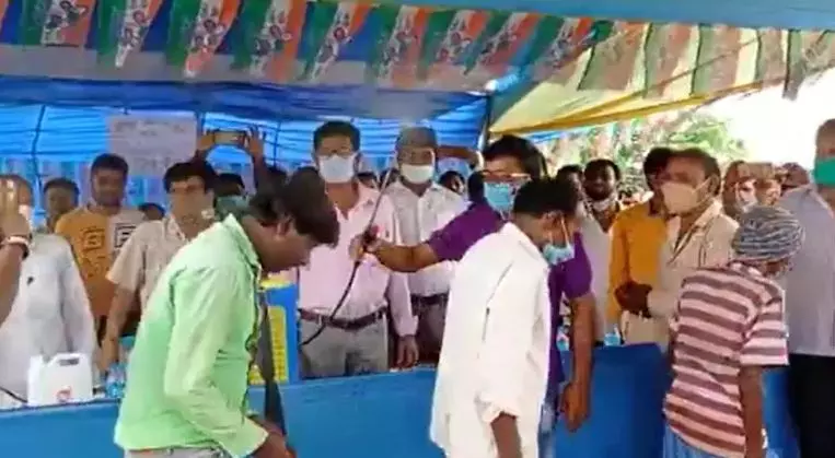 ബിജെപി വൈറസിനെതിരെ സാനിറ്റൈസർ തളിച്ച് ശുദ്ധീകരണം; 150 പ്രവർത്തകർകൂടി കൂട്ടത്തോടെ തൃണമൂലിലേക്ക് ബിജെപി വൈറസിനെതിരെ സാനിറ്റൈസർ തളിച്ച് ശുദ്ധീകരണം; 150 പ്രവർത്തകർകൂടി കൂട്ടത്തോടെ തൃണമൂലിലേക്ക്