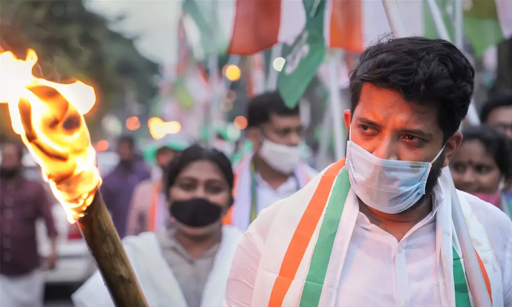 യൂത്ത് കോണ്ഗ്രസ് സംസ്ഥാന കമ്മിറ്റിയില് ഷാഫി പറമ്പിലിനെതിരെ രൂക്ഷ വിമര്ശനം; ഷാഫി രാജിവെക്കണമെന്ന് നേതാക്കള് യൂത്ത് കോണ്ഗ്രസ് സംസ്ഥാന കമ്മിറ്റിയില് ഷാഫി പറമ്പിലിനെതിരെ രൂക്ഷ വിമര്ശനം; ഷാഫി രാജിവെക്കണമെന്ന് നേതാക്കള്