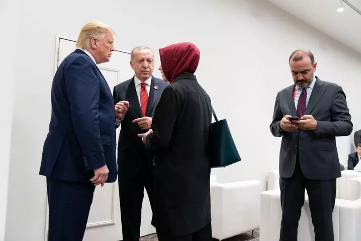 ഹിജാബ് ധരിച്ചതിന് അന്ന് നാടുകടത്തി,  ഇന്ന് ഉർദു​ഗാന്റെ പരിഭാഷകയായി മധുരപ്രതികാരം