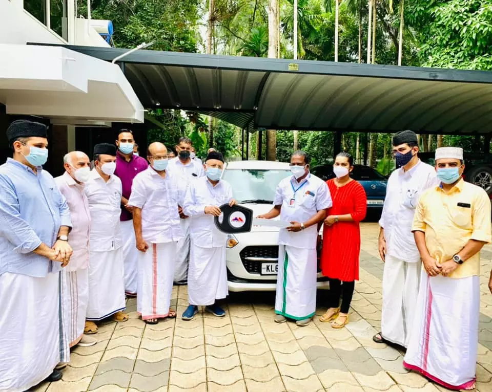 എ.പി ഉണ്ണികൃഷ്ണന് സ്നേഹോപഹാരമായി കാര് സമ്മാനിച്ച് പാണക്കാട് കുടുംബം എ.പി ഉണ്ണികൃഷ്ണന് സ്നേഹോപഹാരമായി കാര് സമ്മാനിച്ച് പാണക്കാട് കുടുംബം