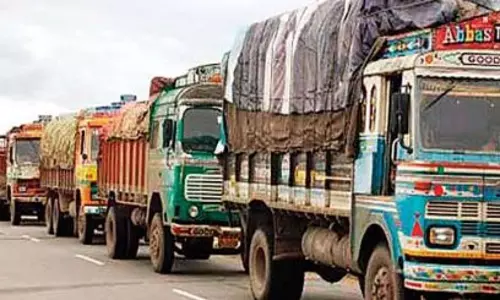 ഇന്ധനവില വര്ധന: ചരക്ക് ലോറികള് അനിശ്ചിതകാല സമരത്തിലേക്ക് ഇന്ധനവില വര്ധന: ചരക്ക് ലോറികള് അനിശ്ചിതകാല സമരത്തിലേക്ക്