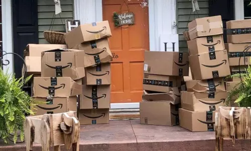 ഒന്നും ഓര്‍ഡര്‍ ചെയ്തില്ല; യുവതിക്ക് ആമസോണില്‍ നിന്ന് ലഭിച്ചത് 150 പാഴ്സലുകള്‍