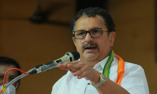 പിണറായിയുടെ ആയുധം പൊക്കിപിടിച്ച മഴുവാണ്. കോവിഡിന്‍റെ മറവില്‍ ചന്ദനം കടത്തുകയാണ്: കെ മുരളീധരന്‍