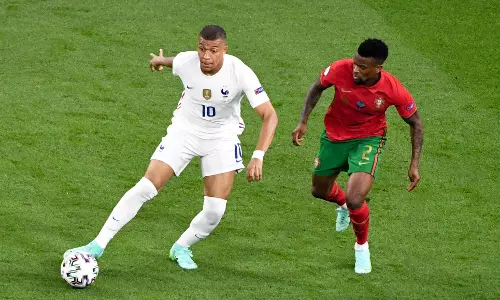 എംബാപ്പേ... അരീക്കോട്ട്ന്നാണ്... ഇങ്ങട്ട് നോക്കേ...; യൂറോ മത്സരത്തിനിടയിൽ ആർത്തുവിളിച്ച് മലപ്പുറത്തുകാരൻ