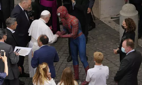 മാര്പാപ്പയുടെ സദസില് സ്പൈഡര്മാന്; കൗതുകമായി സര്പ്രൈസ് അതിഥി മാര്പാപ്പയുടെ സദസില് സ്പൈഡര്മാന്; കൗതുകമായി സര്പ്രൈസ് അതിഥി