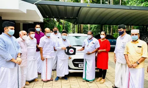 എ.പി ഉണ്ണികൃഷ്ണന് സ്‌നേഹോപഹാരമായി കാര്‍ സമ്മാനിച്ച് പാണക്കാട് കുടുംബം