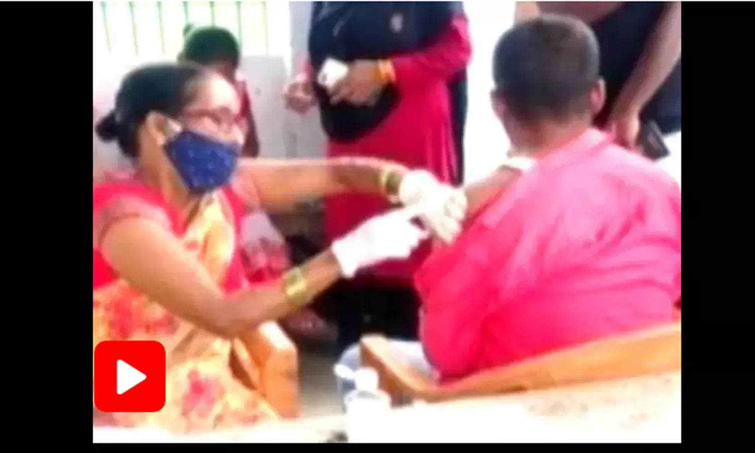 വാക്സിനേഷന്: ബിഹാറില് കാലി സിറിഞ്ച് ഉപയോഗിച്ച് യുവാവിന് കുത്തിവെച്ച് നഴ്സ്; ദൃശ്യങ്ങള് പുറത്ത് വാക്സിനേഷന്: ബിഹാറില് കാലി സിറിഞ്ച് ഉപയോഗിച്ച് യുവാവിന് കുത്തിവെച്ച് നഴ്സ്; ദൃശ്യങ്ങള് പുറത്ത്