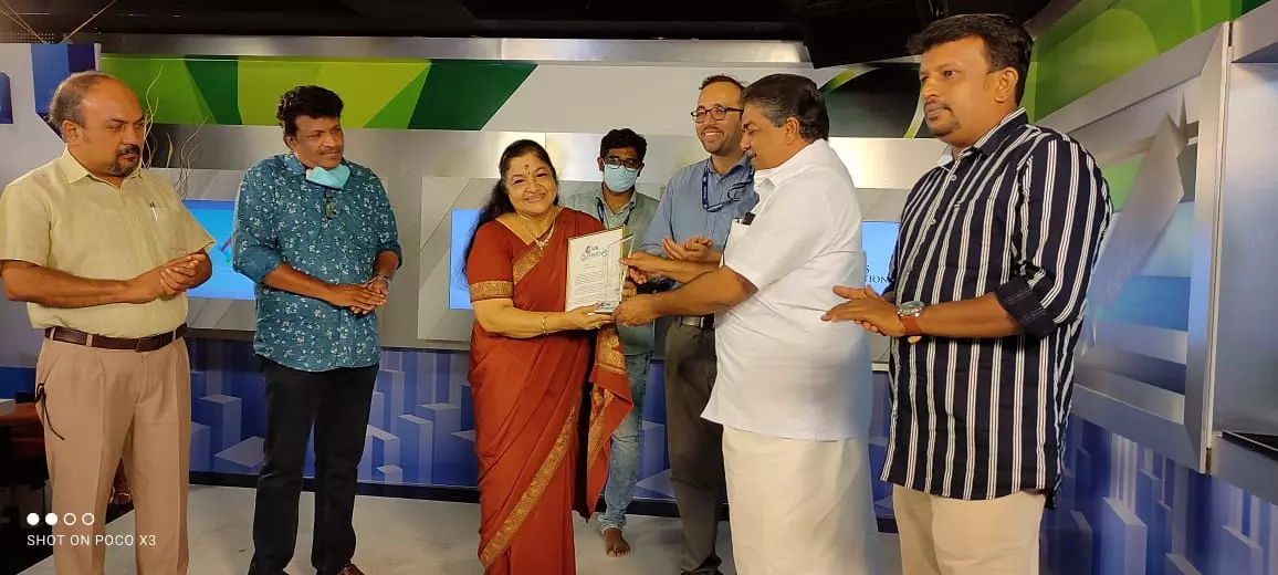 മീഡിയവണ് സ്നേഹസ്പര്ശം നൂറ് എപ്പിസോഡ് പിന്നിട്ടു; കെ.എസ് ചിത്രക്ക് ആദരം മീഡിയവണ് സ്നേഹസ്പര്ശം നൂറ് എപ്പിസോഡ് പിന്നിട്ടു; കെ.എസ് ചിത്രക്ക് ആദരം