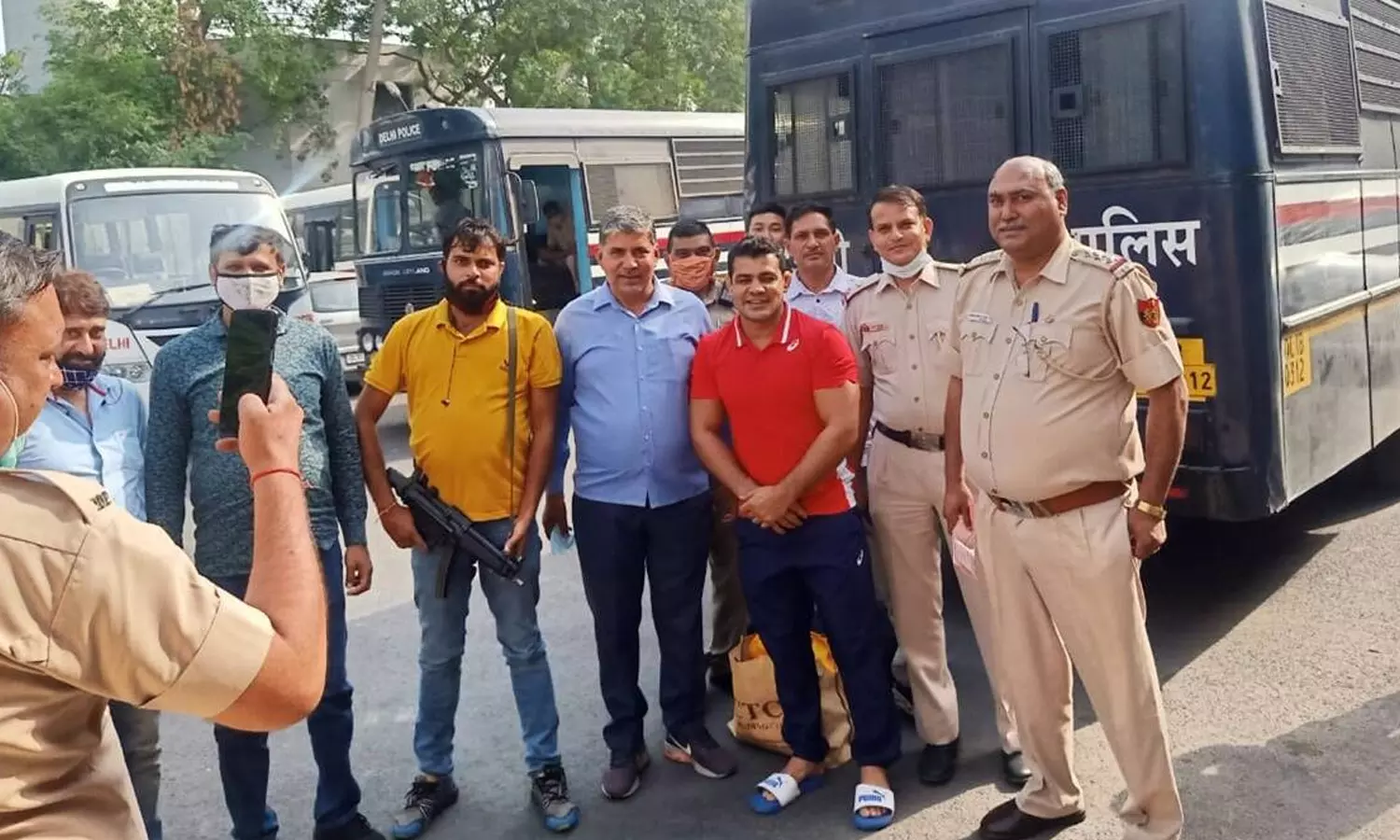 കൊലക്കേസ് പ്രതിയായ സുശീല്‍ കുമാറിനൊപ്പം ഫോട്ടോ; പൊലീസുകാര്‍ക്കെതിരെ അന്വേഷണത്തിന് ഉത്തരവ്