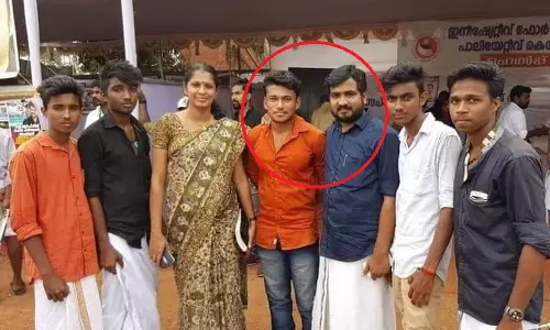 അര്ജുന് ആയങ്കിയും ഡിവൈഎഫ്ഐ നേതാവ് എം.ഷാജറും ഒരുമിച്ചുള്ള ഫോട്ടോ പുറത്ത് അര്ജുന് ആയങ്കിയും ഡിവൈഎഫ്ഐ നേതാവ് എം.ഷാജറും ഒരുമിച്ചുള്ള ഫോട്ടോ പുറത്ത്