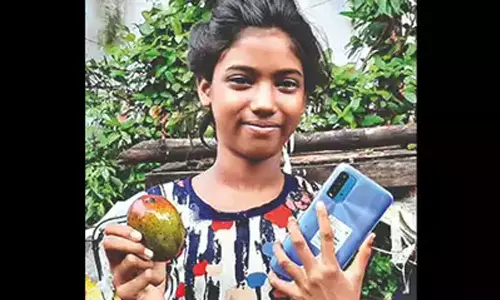 ഓണ്‍ലൈന്‍ ക്ലാസിന് സ്മാര്‍ട് ഫോണ്‍ വാങ്ങാന്‍ അഞ്ചാം ക്ലാസുകാരി 12 മാങ്ങ വിറ്റത് 1.2 ലക്ഷം രൂപക്ക്