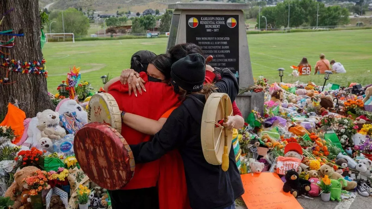 കാനഡയിലെ കത്തോലിക്കാ സ്കൂൾ പരിസരത്ത് കണ്ടെത്തിയത് അറുനൂറിലധികം ശവക്കുഴികൾ കാനഡയിലെ കത്തോലിക്കാ സ്കൂൾ പരിസരത്ത് കണ്ടെത്തിയത് അറുനൂറിലധികം ശവക്കുഴികൾ