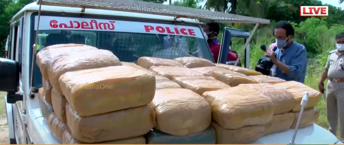 തിരുവനന്തപുരം നഗരത്തിൽ 100 കിലോ കഞ്ചാവ് പിടികൂടി തിരുവനന്തപുരം നഗരത്തിൽ 100 കിലോ കഞ്ചാവ് പിടികൂടി