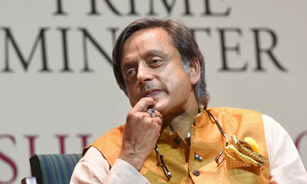 സർവകലാശാല പരീക്ഷ നീട്ടി വയ്ക്കണമെന്ന് ആവശ്യം; ശശി തരൂർ ഗവർണറെ കണ്ടു സർവകലാശാല പരീക്ഷ നീട്ടി വയ്ക്കണമെന്ന് ആവശ്യം; ശശി തരൂർ ഗവർണറെ കണ്ടു