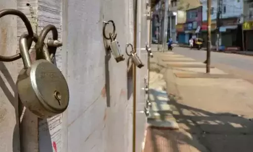 സംസ്ഥാനത്ത് വാരാന്ത്യ ലോക്ക്ഡൗൺ നിയന്ത്രണങ്ങൾ ഇന്നും തുടരും സംസ്ഥാനത്ത് വാരാന്ത്യ ലോക്ക്ഡൗൺ നിയന്ത്രണങ്ങൾ ഇന്നും തുടരും