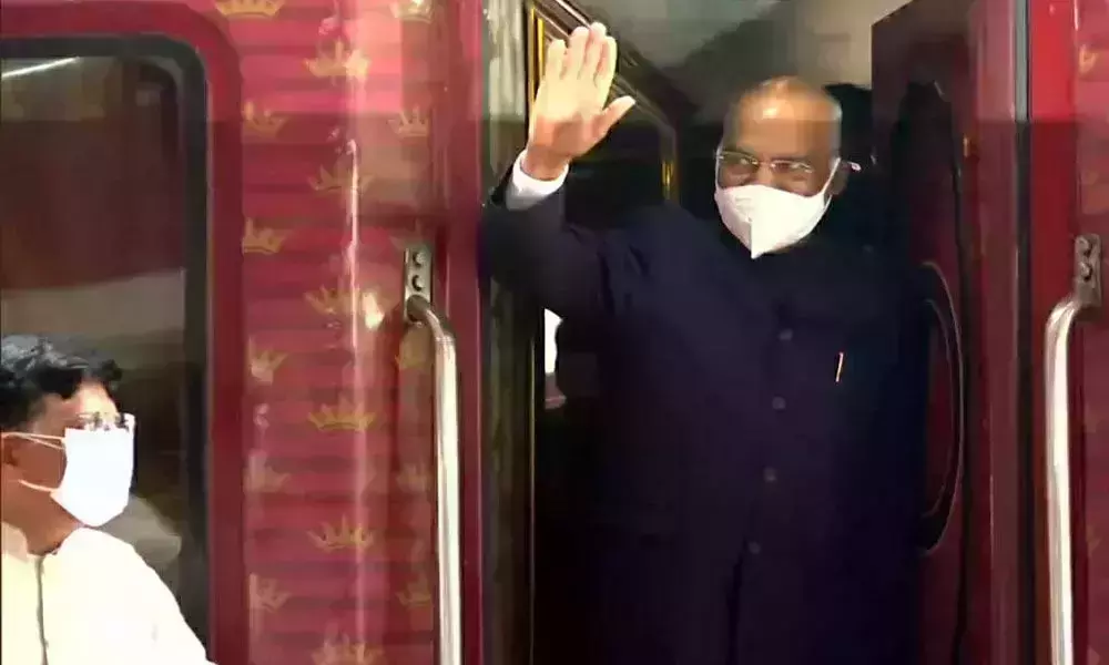 രാഷ്ട്രപതിയുടെ പ്രത്യേക ട്രെയിന് പോകാന് ഫ്ലൈ ഓവര് അടച്ചു: 50 വയസ്സുകാരി ചികിത്സ കിട്ടാതെ മരിച്ചു രാഷ്ട്രപതിയുടെ പ്രത്യേക ട്രെയിന് പോകാന് ഫ്ലൈ ഓവര് അടച്ചു: 50 വയസ്സുകാരി ചികിത്സ കിട്ടാതെ മരിച്ചു