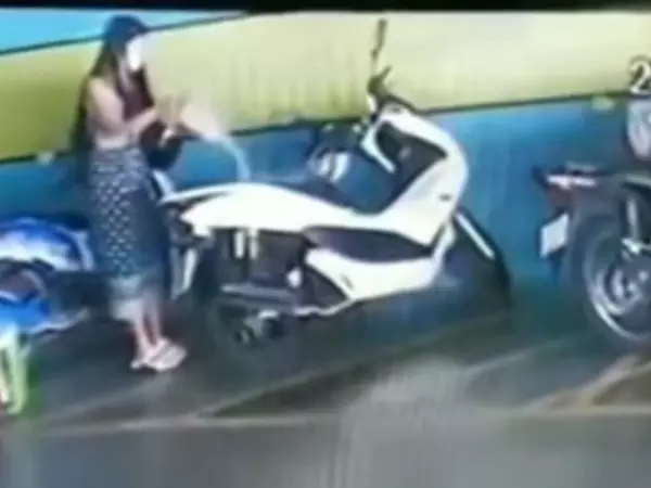 മുന് കാമുകനോടുള്ള പ്രതികാരം തീര്ക്കാന് സമ്മാനമായി നല്കിയ 23 ലക്ഷം രൂപയുടെ ബൈക്ക് കത്തിച്ച് യുവതി മുന് കാമുകനോടുള്ള പ്രതികാരം തീര്ക്കാന് സമ്മാനമായി നല്കിയ 23 ലക്ഷം രൂപയുടെ ബൈക്ക് കത്തിച്ച് യുവതി