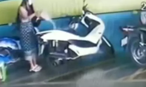 മുന്‍ കാമുകനോടുള്ള പ്രതികാരം തീര്‍ക്കാന്‍ സമ്മാനമായി നല്‍കിയ 23 ലക്ഷം രൂപയുടെ ബൈക്ക് കത്തിച്ച് യുവതി