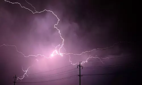 മൊബൈല്‍ സിഗ്നലിനായി മരത്തില്‍ കയറിയ ബാലന്‍ മിന്നലേറ്റ് മരിച്ചു