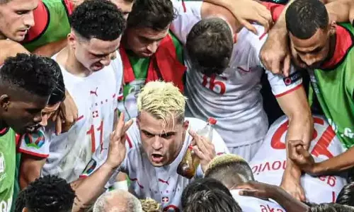 ഷാക്കയ്ക്ക് വെള്ളം വേണ്ട, കോള മതി: തരംഗമായി ഷാക്കയുടെ കോള കുടി