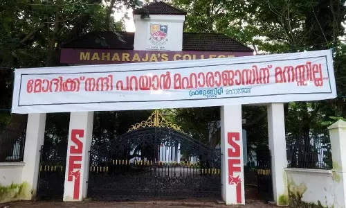 മോദിക്ക് നന്ദി പറഞ്ഞ് ബാനര്‍: യു.ജി.സിയെ വിമര്‍ശിച്ച് വിദ്യാര്‍ഥി സംഘടനകള്‍