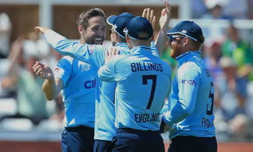 കളി പെട്ടെന്ന് തീര്‍ത്ത് ഇംഗ്ലണ്ട് ക്രിക്കറ്റ് താരങ്ങള്‍ നേരെ ഓടി, യൂറോ കാണാന്‍