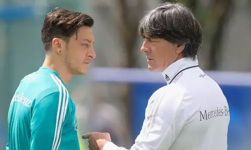 ജര്മ്മന് ടീമില് നിന്ന് വിരമിക്കാനുള്ള ഓസിലിന്റെ തീരുമാനത്തിന് പിന്നിലുള്ള കാരണങ്ങള് വെളിപ്പെടുത്തി ജോകിം ലോ ജര്മ്മന് ടീമില് നിന്ന് വിരമിക്കാനുള്ള ഓസിലിന്റെ തീരുമാനത്തിന് പിന്നിലുള്ള കാരണങ്ങള് വെളിപ്പെടുത്തി ജോകിം ലോ