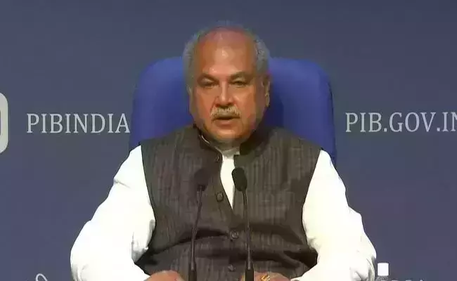 കര്ഷകരുമായി ഏത് വിധത്തിലുള്ള ചര്ച്ചക്കും തയാര്, പക്ഷെ നിയമം പിന്വലിക്കില്ല: കേന്ദ്ര കൃഷി മന്ത്രി കര്ഷകരുമായി ഏത് വിധത്തിലുള്ള ചര്ച്ചക്കും തയാര്, പക്ഷെ നിയമം പിന്വലിക്കില്ല: കേന്ദ്ര കൃഷി മന്ത്രി