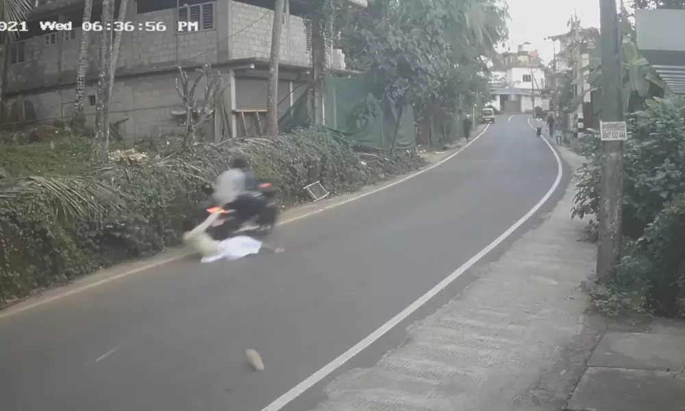 കോഴിക്കോട് മൊബൈല് കവര്ച്ചാ സംഘം ഇതര സംസ്ഥാന തൊഴിലാളിയെ ബൈക്കിൽ റോഡിലൂടെ വലിച്ചിഴച്ചു കോഴിക്കോട് മൊബൈല് കവര്ച്ചാ സംഘം ഇതര സംസ്ഥാന തൊഴിലാളിയെ ബൈക്കിൽ റോഡിലൂടെ വലിച്ചിഴച്ചു