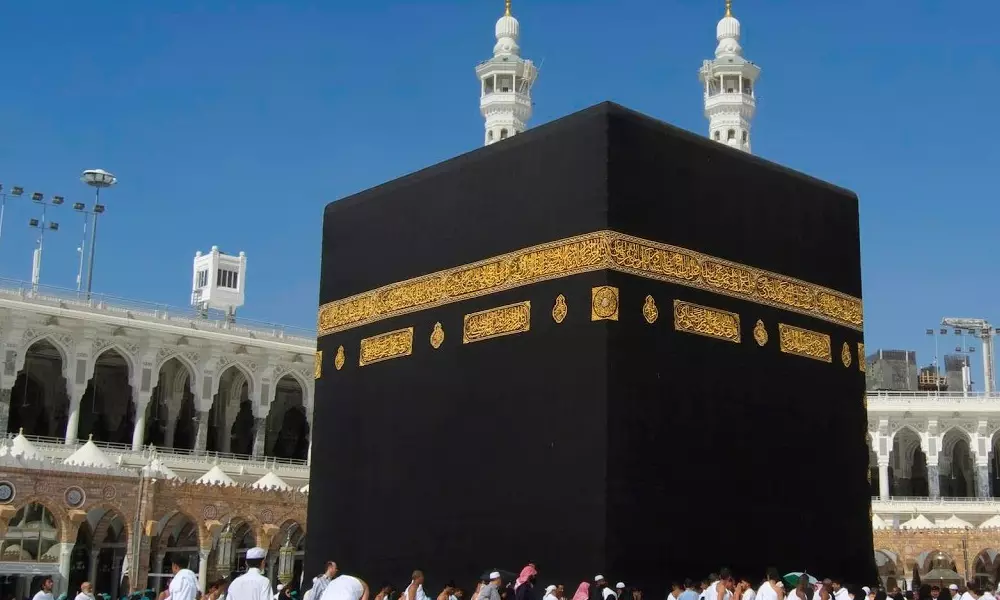 മക്കയിൽ കഅ്ബാലയത്തെ അണിയിച്ച കിസ്‌വയുടെ അടിഭാഗം ഉയർത്തിക്കെട്ടി