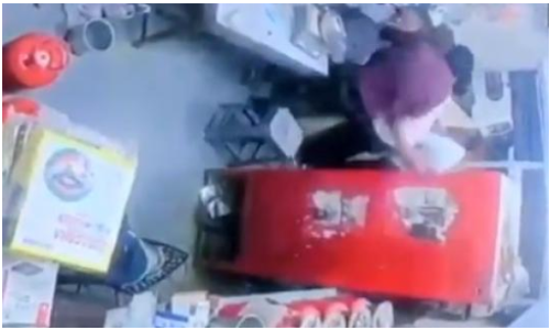 കടയില്‍ കയറി ഡോക്ടര്‍മാരുടെ മദ്യപാനം, ഒടുവില്‍ അടിപിടി; വീഡിയോ