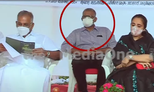 മുട്ടിൽ മരംമുറി; ആരോപണ വിധേയനായ ഉദ്യോഗസ്ഥനും വനം മന്ത്രിയും ഒരു വേദിയിൽ