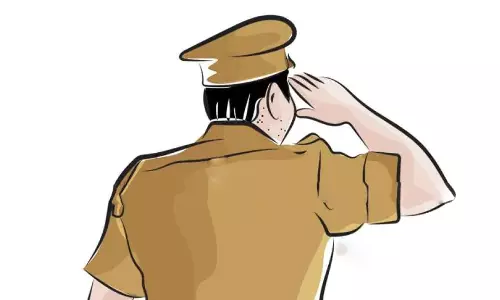 റോഡില്‍ പൊലീസ് നില്‍ക്കുന്നത് സല്യൂട്ടടിക്കാനല്ല; തൃശൂര്‍ മേയര്‍ക്ക് പൊലീസിന്റെ മറുപടി