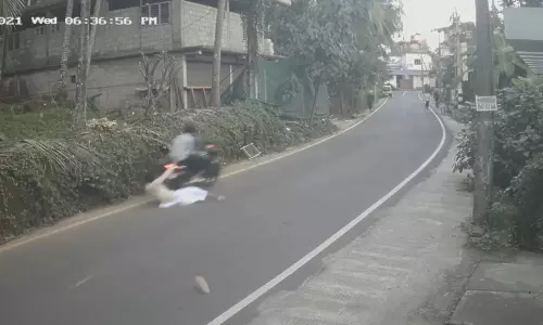 കോഴിക്കോട് മൊബൈല്‍ കവര്‍ച്ചാ സംഘം ഇതര സംസ്ഥാന തൊഴിലാളിയെ ബൈക്കിൽ റോഡിലൂടെ വലിച്ചിഴച്ചു