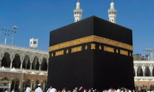 മക്കയിൽ കഅ്ബാലയത്തെ അണിയിച്ച കിസ്‌വയുടെ അടിഭാഗം ഉയർത്തിക്കെട്ടി