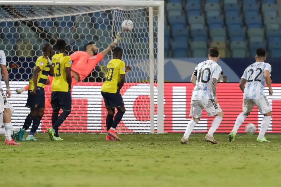 അർജന്‍റീനക്ക് ലഭിച്ച പെനാൽറ്റി വാദിച്ച് ഫ്രീകിക്ക് ആക്കി ഇക്വഡോറിനെ എയറിൽ നിർത്തി മെസിപ്പട