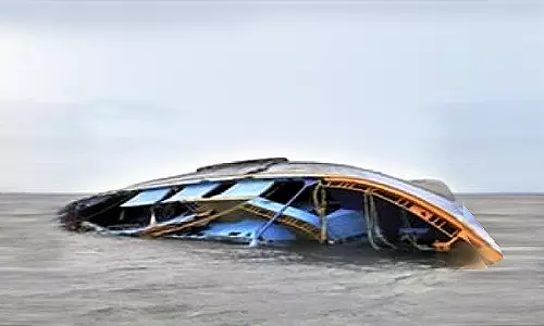 പൊന്നാനിയിൽ ഫൈബർ വള്ളം മറിഞ്ഞു; ഒരാളെ രക്ഷപ്പെടുത്തി; മൂന്നുപേർക്കായി തിരച്ചിൽ