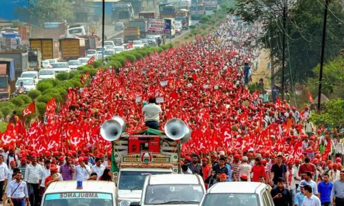 ബംഗാളില് തെറ്റുപറ്റിയതായി സി.പി.എം; ഐ.എസ്.എഫുമായുള്ള സഖ്യം മതേതര പ്രതിച്ഛായയെ ബാധിച്ചു ബംഗാളില് തെറ്റുപറ്റിയതായി സി.പി.എം; ഐ.എസ്.എഫുമായുള്ള സഖ്യം മതേതര പ്രതിച്ഛായയെ ബാധിച്ചു