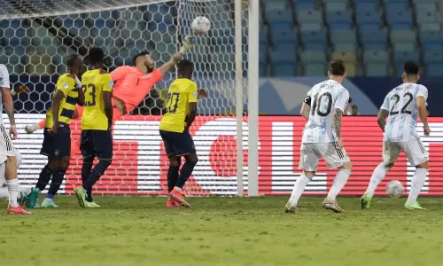 അർജന്‍റീനക്ക് ലഭിച്ച പെനാൽറ്റി വാദിച്ച് ഫ്രീകിക്ക് ആക്കി ഇക്വഡോറിനെ എയറിൽ നിർത്തി മെസിപ്പട